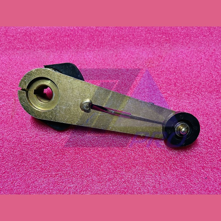 Рычаг привода дверей кабины цилиндр проём 650мм 0412Щ.03.11.020Р ЩЛЗ